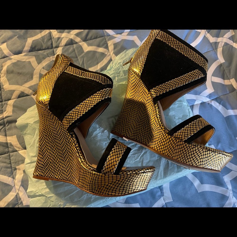 Size 9.5 Black and Gold wedge